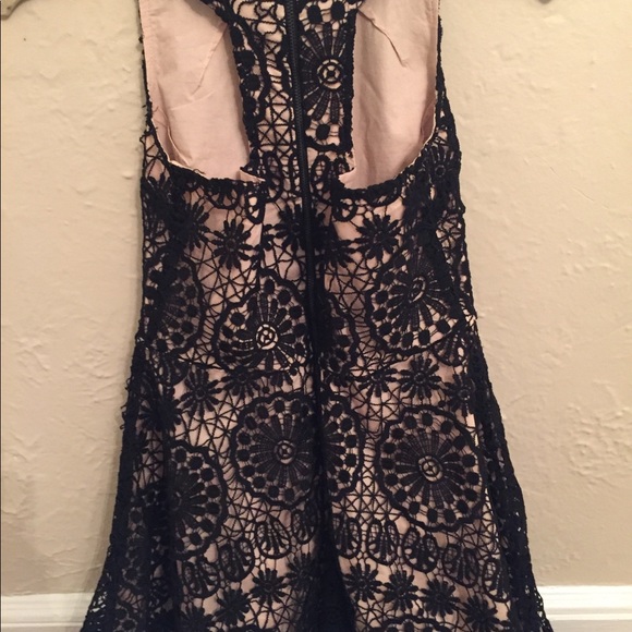 Black sleeveless lace party dress - Picture 2 of 3
